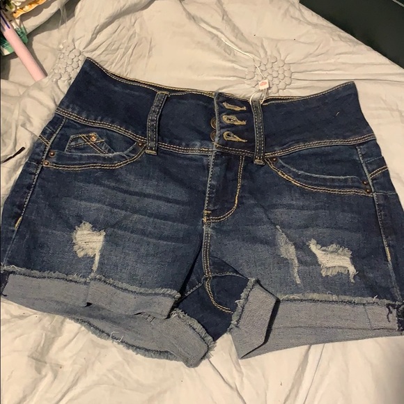 Fashion nova shorts - Picture 3 of 4